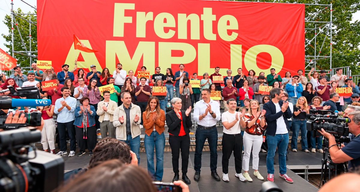 Ada Colau y Emilio Delgado, este sábado, a su llegada al mitin de presentación de Frente Amplio