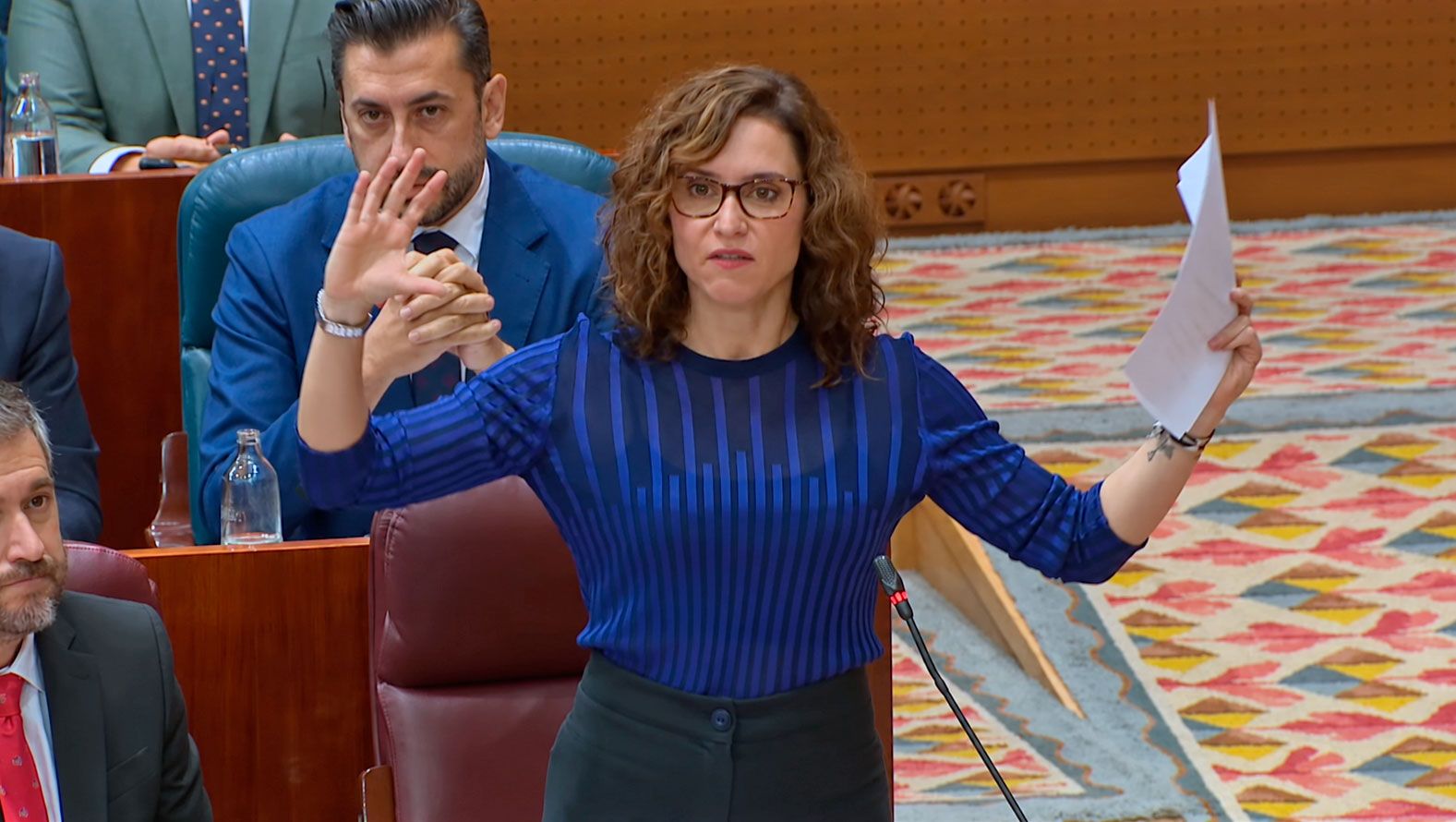 Ayuso desprecia a los docentes que están en huelga indefinida reivindicando sus derechos en la Asamblea de Madrid