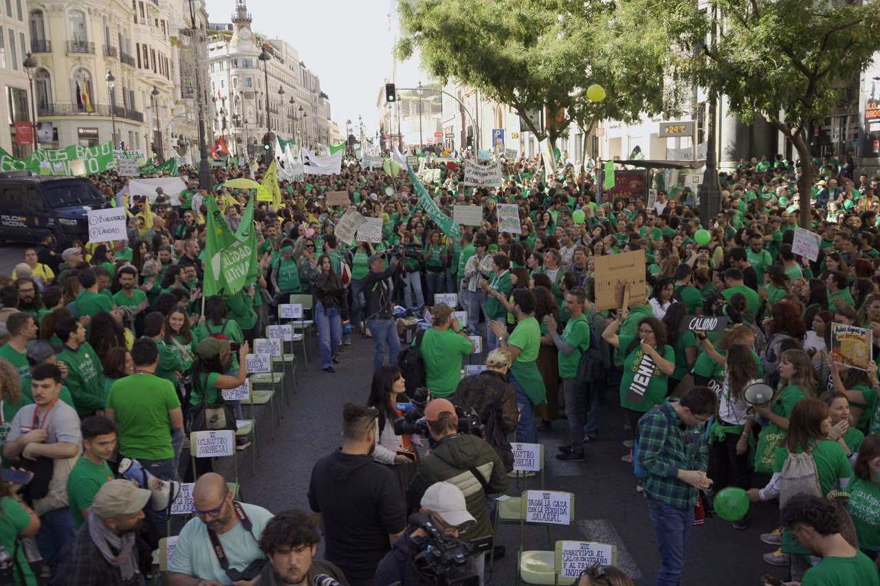 Concentración de docentes madrileños de la enseñanza pública en huelga indefinida frente a la Consejería de Educación. Foto: Agustín Millán.