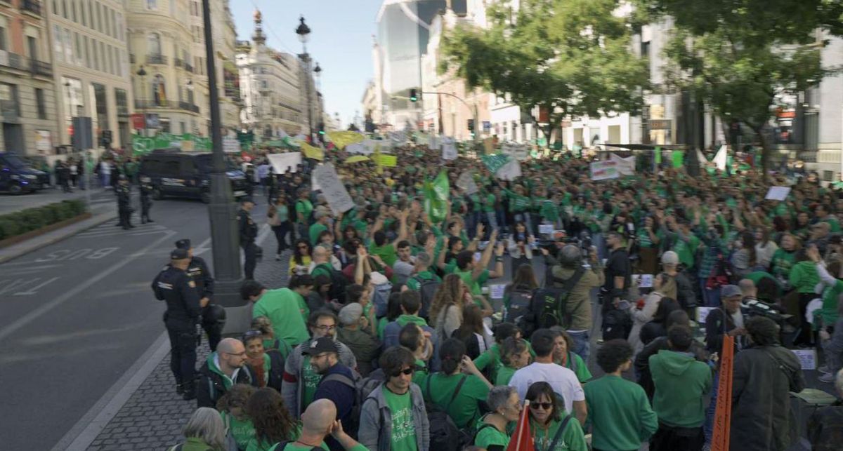 Concentración de docentes madrileños de la enseñanza pública en huelga indefinida frente a la Consejería de Educación. Foto: Agustín Millán. Concentración de docentes madrileños de la enseñanza pública en huelga indefinida frente a la Consejería de Educación. Foto: Agustín Millán.