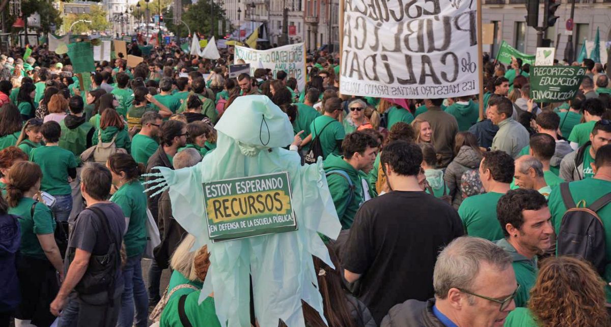 Concentración de docentes madrileños de la enseñanza pública en huelga indefinida frente a la Consejería de Educación. Foto: Agustín Millán. Concentración de docentes madrileños de la enseñanza pública en huelga indefinida frente a la Consejería de Educación. Foto: Agustín Millán.