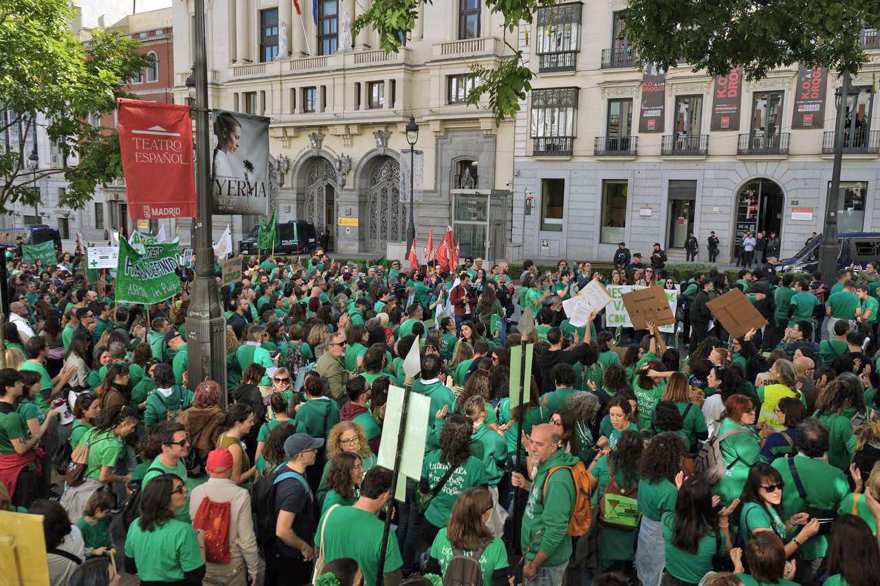 Concentración de docentes madrileños de la enseñanza pública en huelga indefinida frente a la Consejería de Educación. Foto: Agustín Millán.