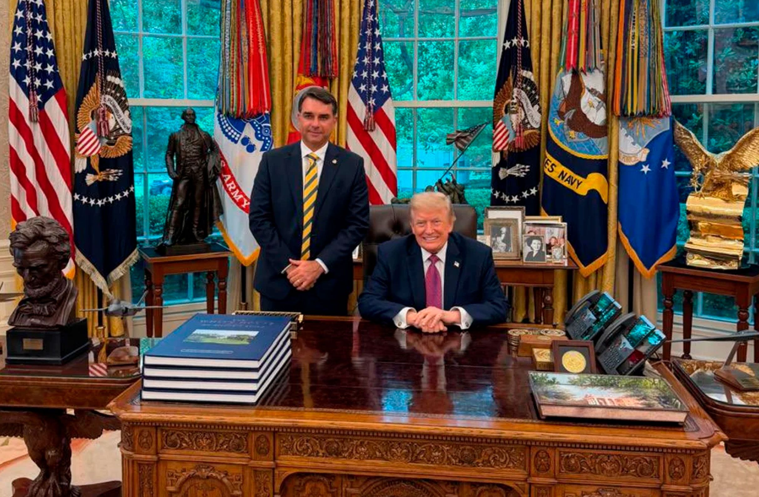 Flavio Bolsonaro y Donald Trump en una imagen compartida por el excnadidato brasileño.
