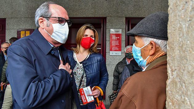 Gabilondo-conversando-con-un-vecino-de-Alcalá-de-Henares-630x354
