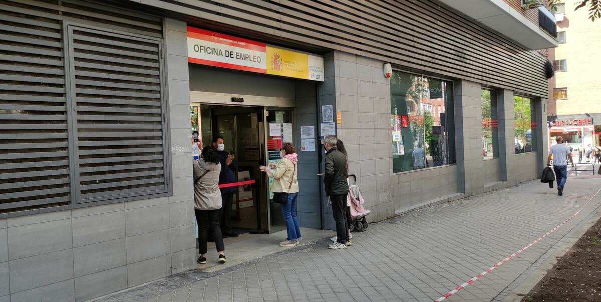 El paro baja en octubre en 27.027 personas, el mayor descenso de este mes en la serie histórica