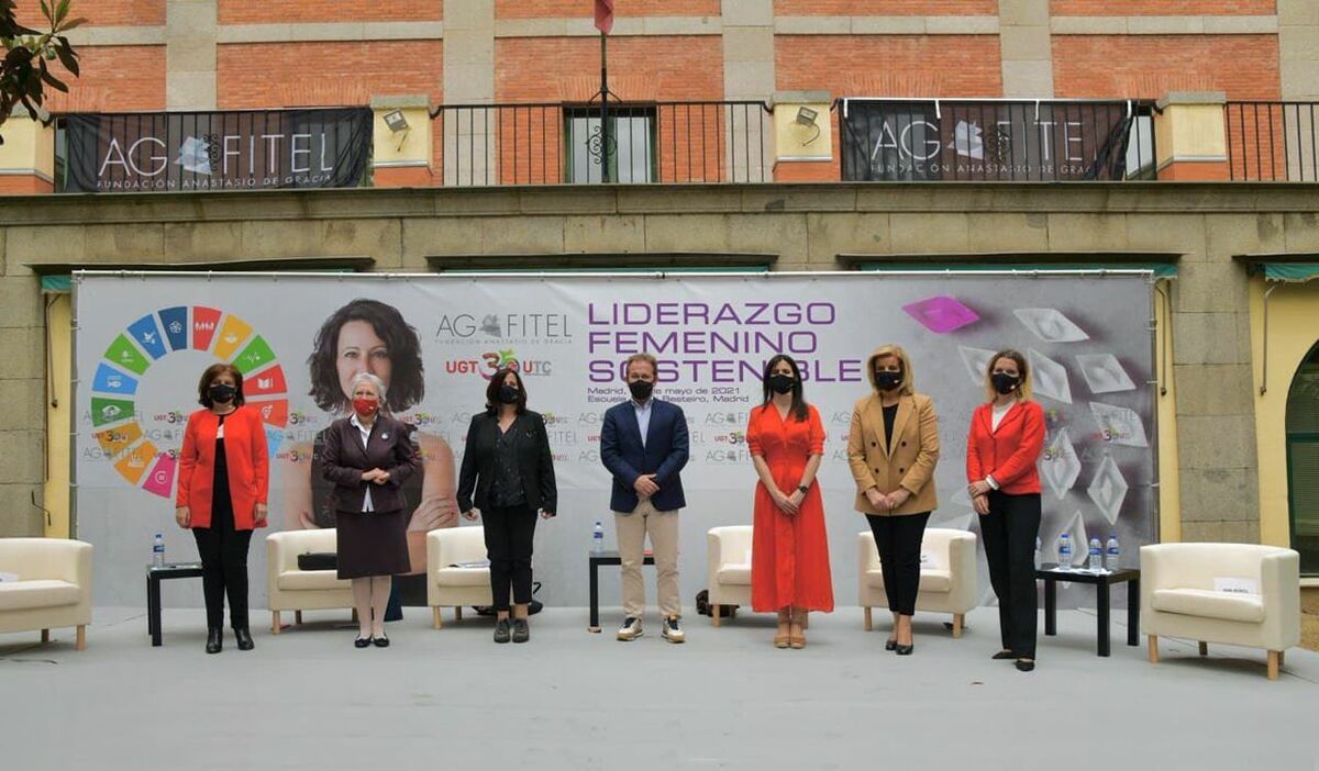 De izquierda a derecha, Pilar Platero, Matilde Fernández, María José Pintor, Pedro Hojas, Paula Ruiz, Fátima Báñez y Ana Benita, foto Agustín Millán