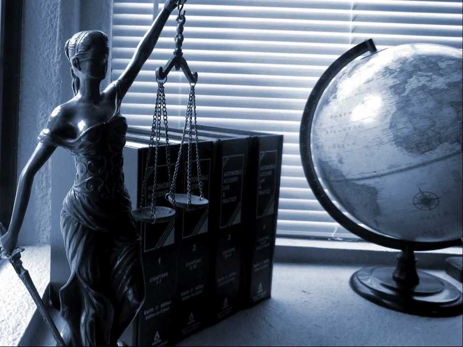 Estatuilla Diosa de la Justicia sobre escritorio