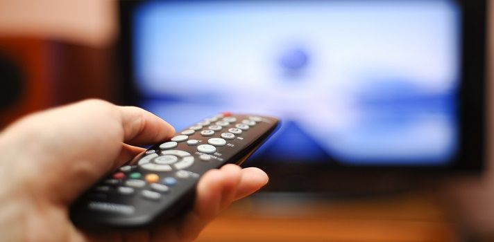 Adivinanza I. Tiene derecho a robar porque quiere, pero da lecciones por la tele