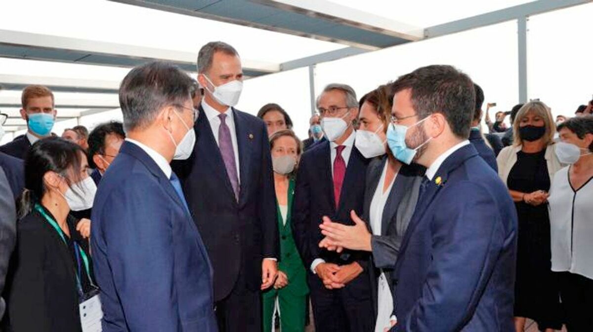 Felipe VI y el presidente de Corea, Moon Jae In, conversan con Ada Colau y Pere Aragonès