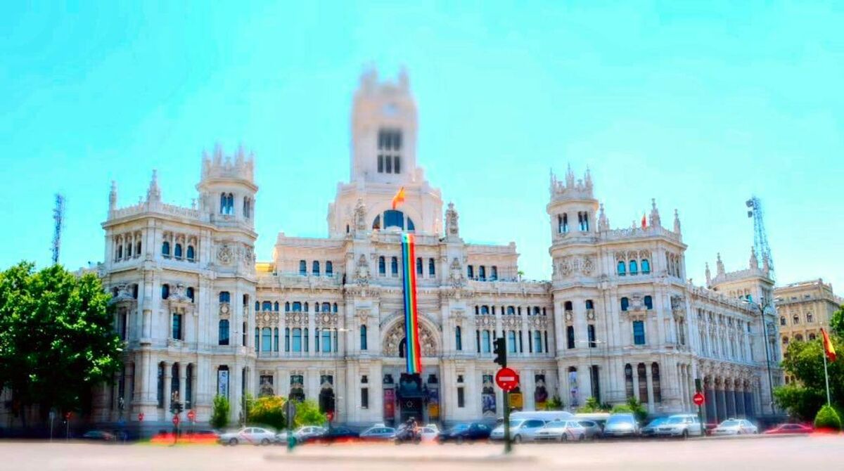 Bandera-LGTBI-en-el-Ayunatmiento-de-Madrid-en-el-año-2015.-Foto-Agustín-Millán