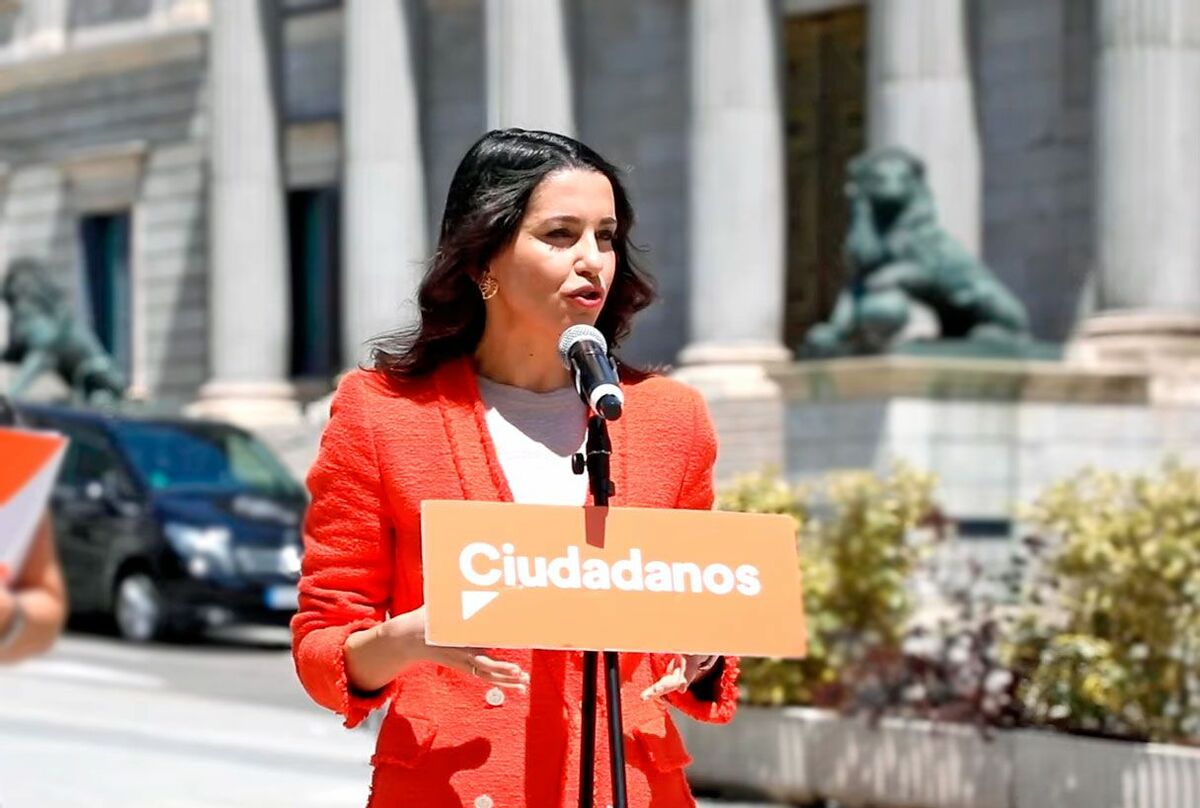 Inés-Arrimadas-presidenta-de-Ciudadanos-a-las-puertas-del-Congreso