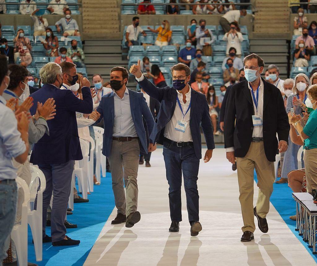 Feijóo, entre Casado y Rajoy, en el Congreso del PP en Galicia.