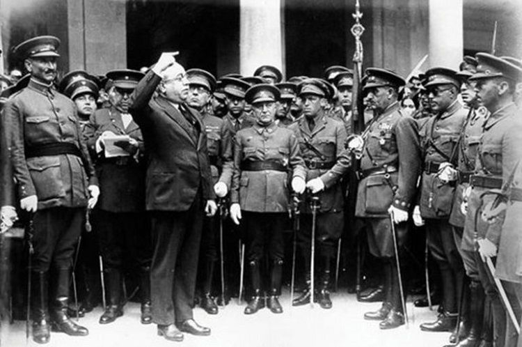 Azaña-juntos-a-mandos-militares.