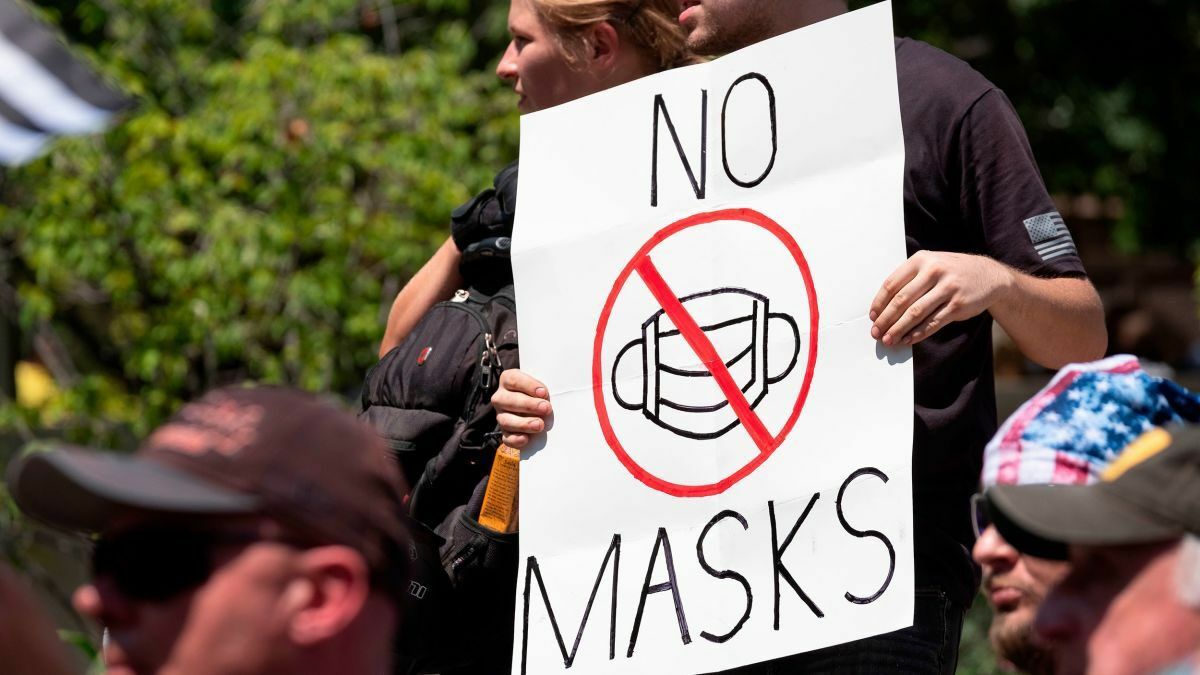 Grupos negacionistas protestan contra el uso de la mascarilla.