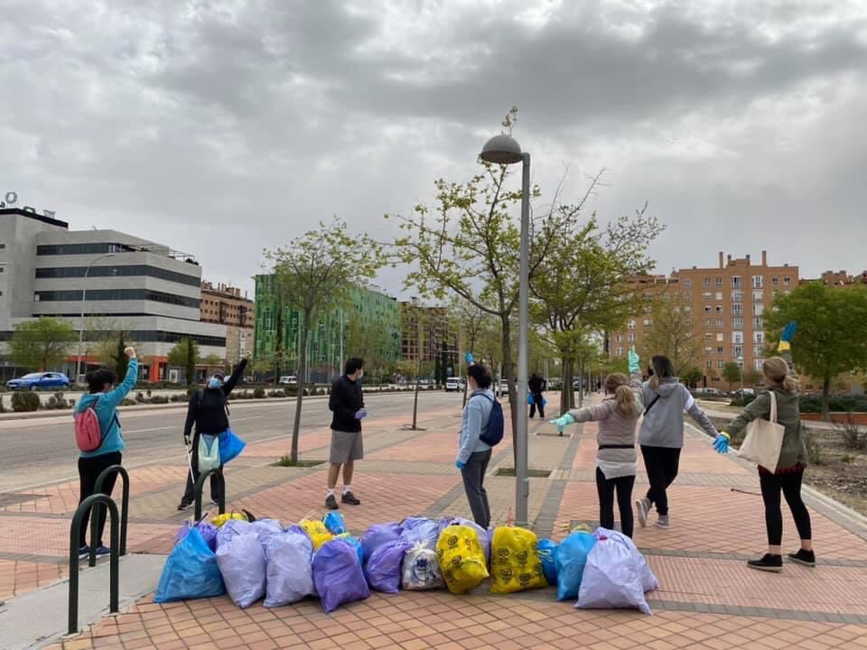 Los vecinos se encargan de la recogida de basura ante la pasividad del Ayuntamiento de Madrid