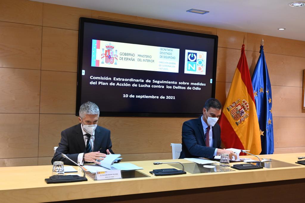 Grande-Marlaska y Pedro Sánchez en la comisión de delitos de odio. Imagen de archivo.