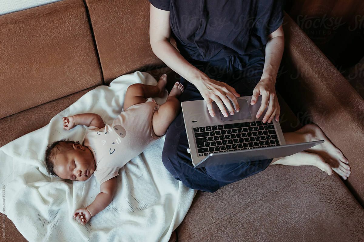 madre trabajando con bebé