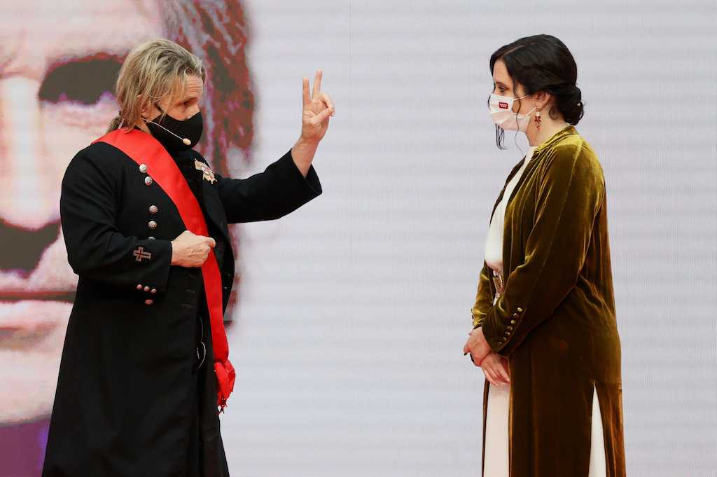 Nacho Cano, cuando recibió la Medalla de Honor de la Comunidad de Madrid de manos de su amiga, la presidenta Isabel Díaz Ayuso.