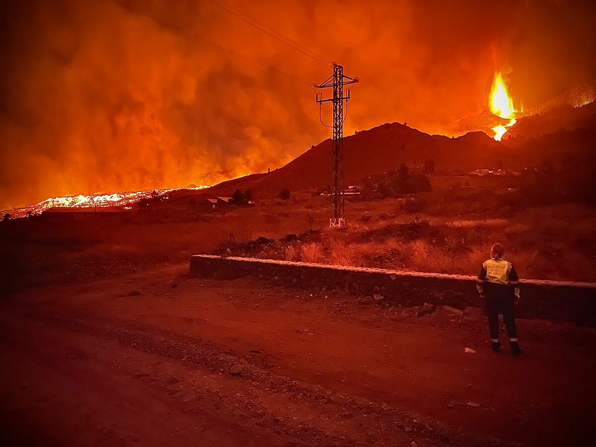 Situación en La Palma ante una agente de la Guardia Civil