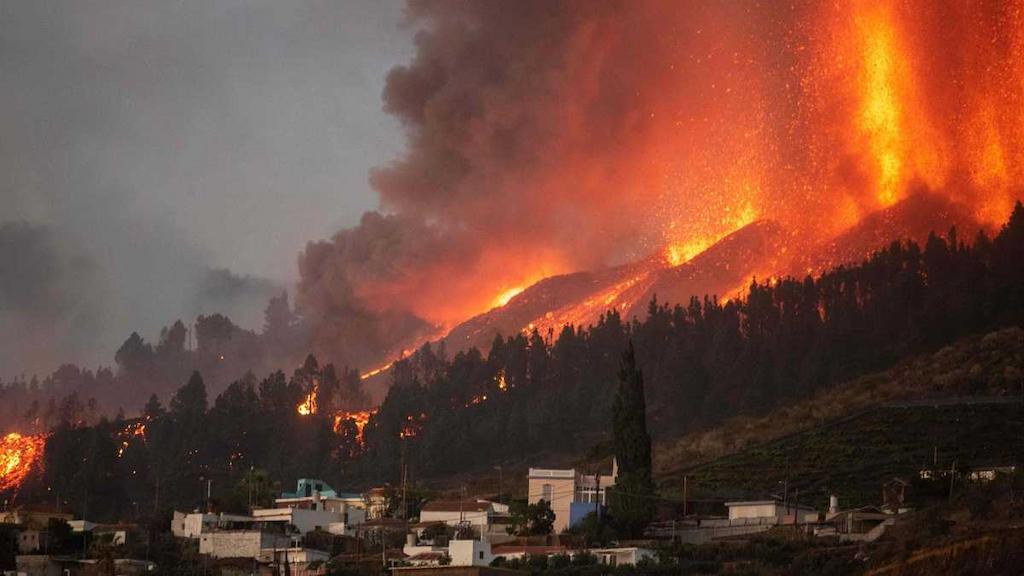 El volcán de La Palma en erupción.