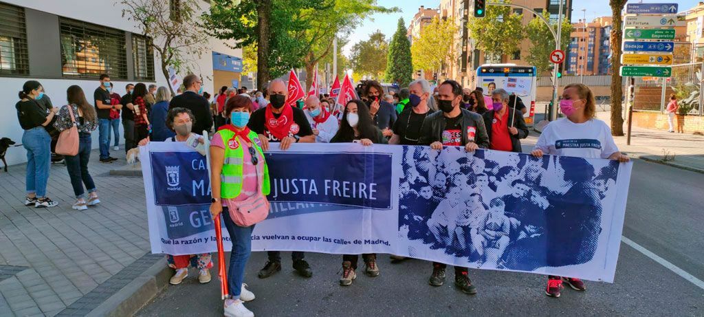Cientos-de-personas-reclaman-la-vuelta-de-la-maestra-Justa-Freire-al-callejero-de-Madrid3