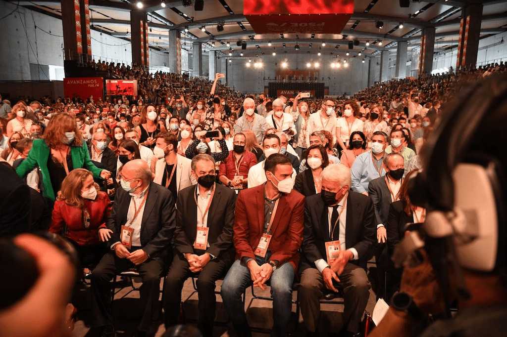 Un momento del 40 Congreso del PSOE de Valencia, con Sánchez, Felipe y Zapatero escenificando la unidad.