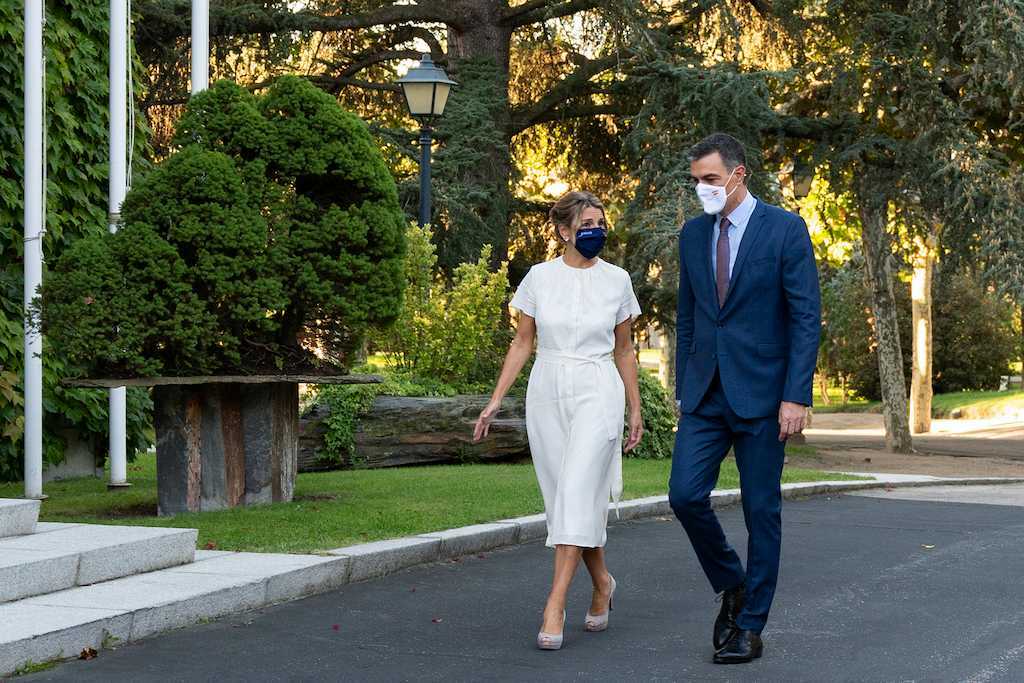 Pedro Sánchez y Yolanda Díaz a la entrada de la reunión.
