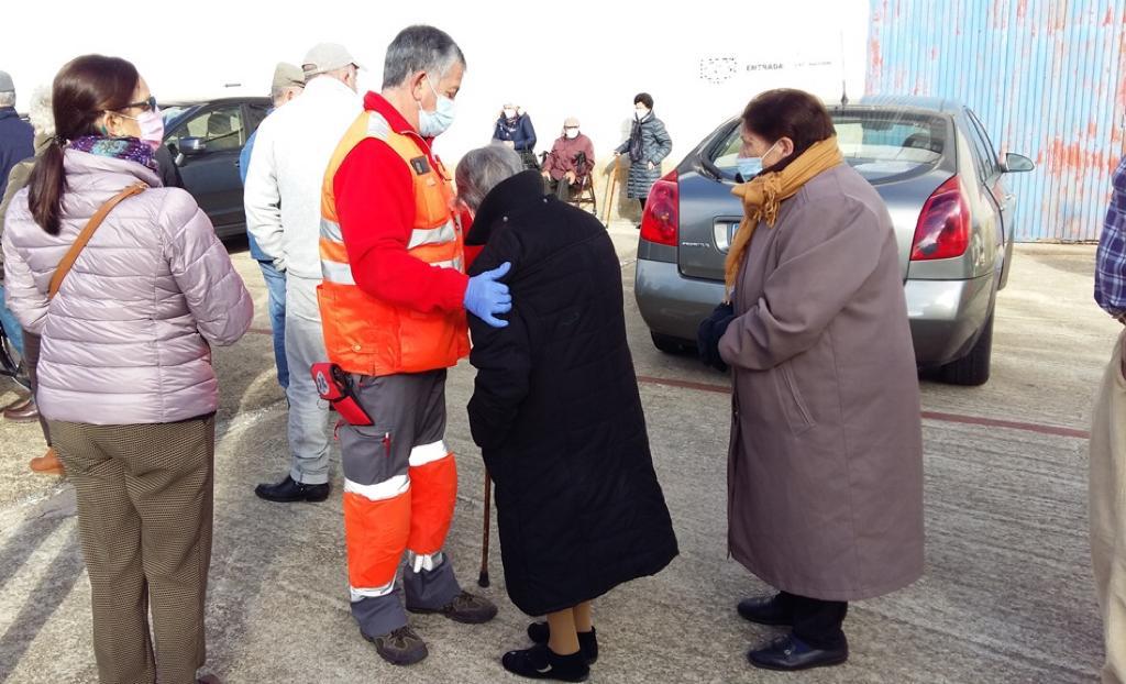 Imagen de los mayores en la cola, a bajas temporaturas, para reibir la tercera dosis de vacuna antiCovid