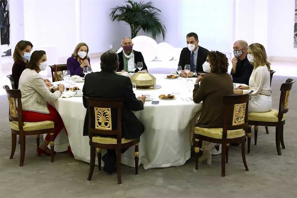 Desayuno de celebración tras el pacto sobre pensiones hoy en Moncloa.