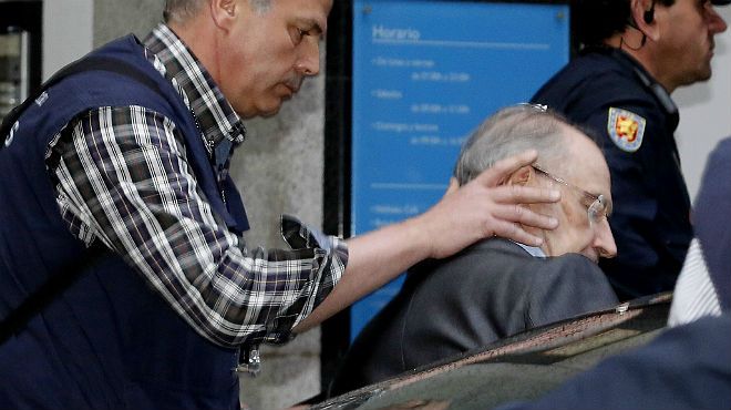 imagenes-detencion-rodrigo-rato-salida-domicilio-1429211188693.jpg