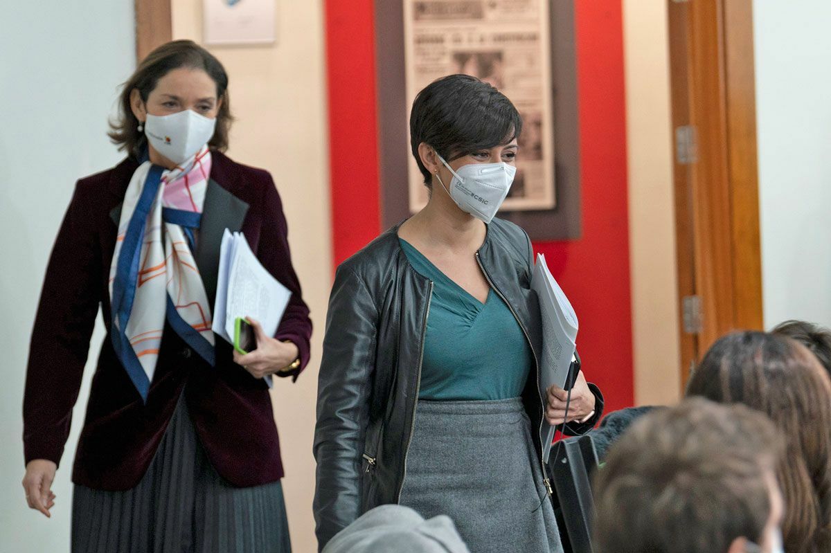 La-ministra-de-Política-Territorial-y-portavoz-del-Gobierno,-Isabel-Rodríguez,-y-la-ministra-de-Industria,-Comercio-y-Turismo,-Reyes-Maroto,-durante-la-rueda-de-prensa-posterior-al-Consejo-de-Ministros.