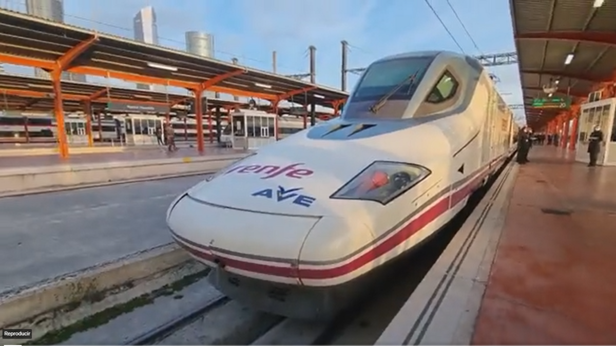 Un tren de alta velocidad en la estación madrileña de Chamartín.
