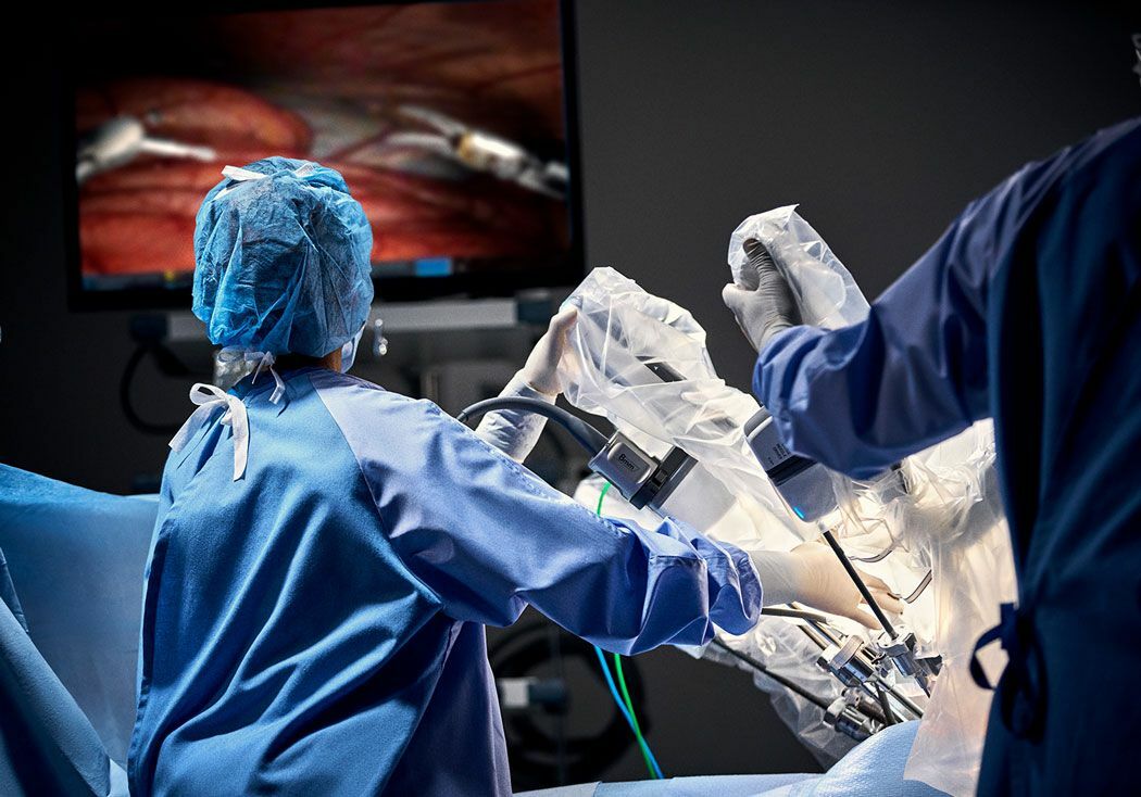 Mujer-operando-con-un-robot