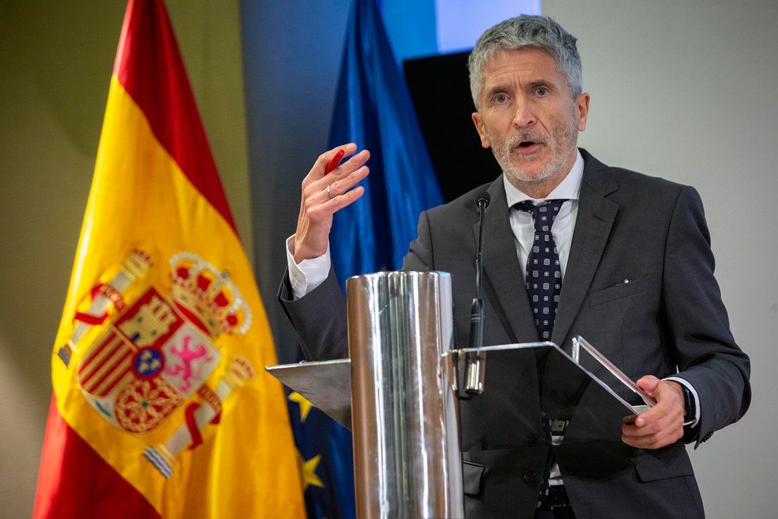 Marlaska carga contra los “salvapatrias” que agitan el odio con apoyo de la ultraderecha