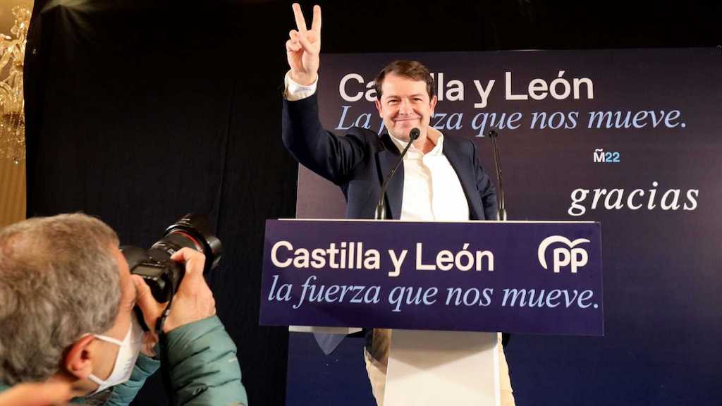Mañueco negocia estos días con los ultras de Vox.
