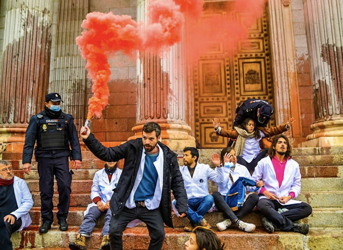 La ciencia se rebela y mancha de sangre la fachada del Congreso de los Diputados