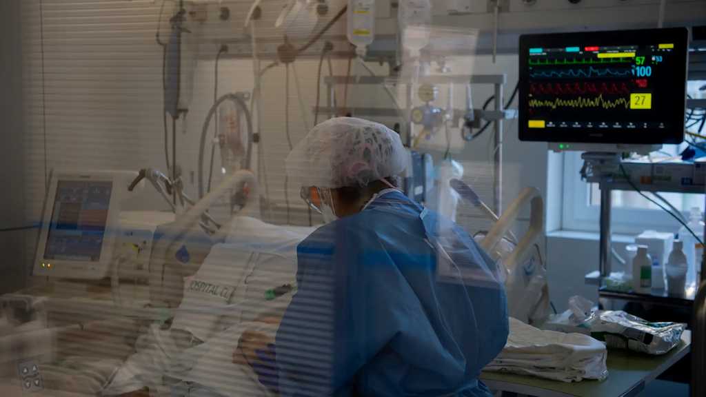 Paciente de covid y personal sanitario en el Hospital Clínic. Imagen de archivo