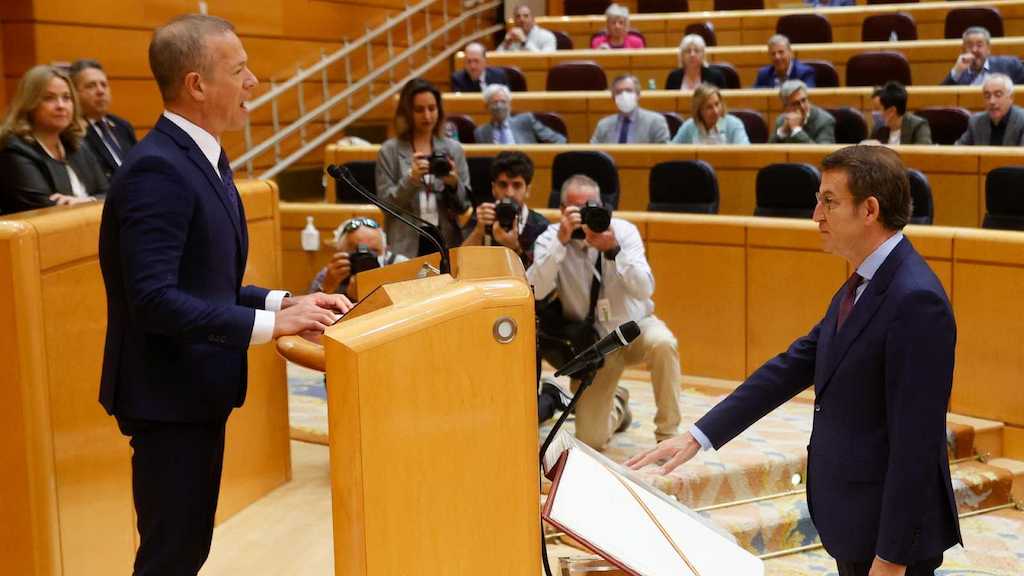 Feijóo jura su cargo como senador.