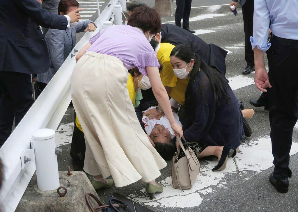 El-exprimer-ministro-japonés-Shinzo-Abe,-herido-grave-tras-recibir-varios-disparos-en-un-acto-electoral