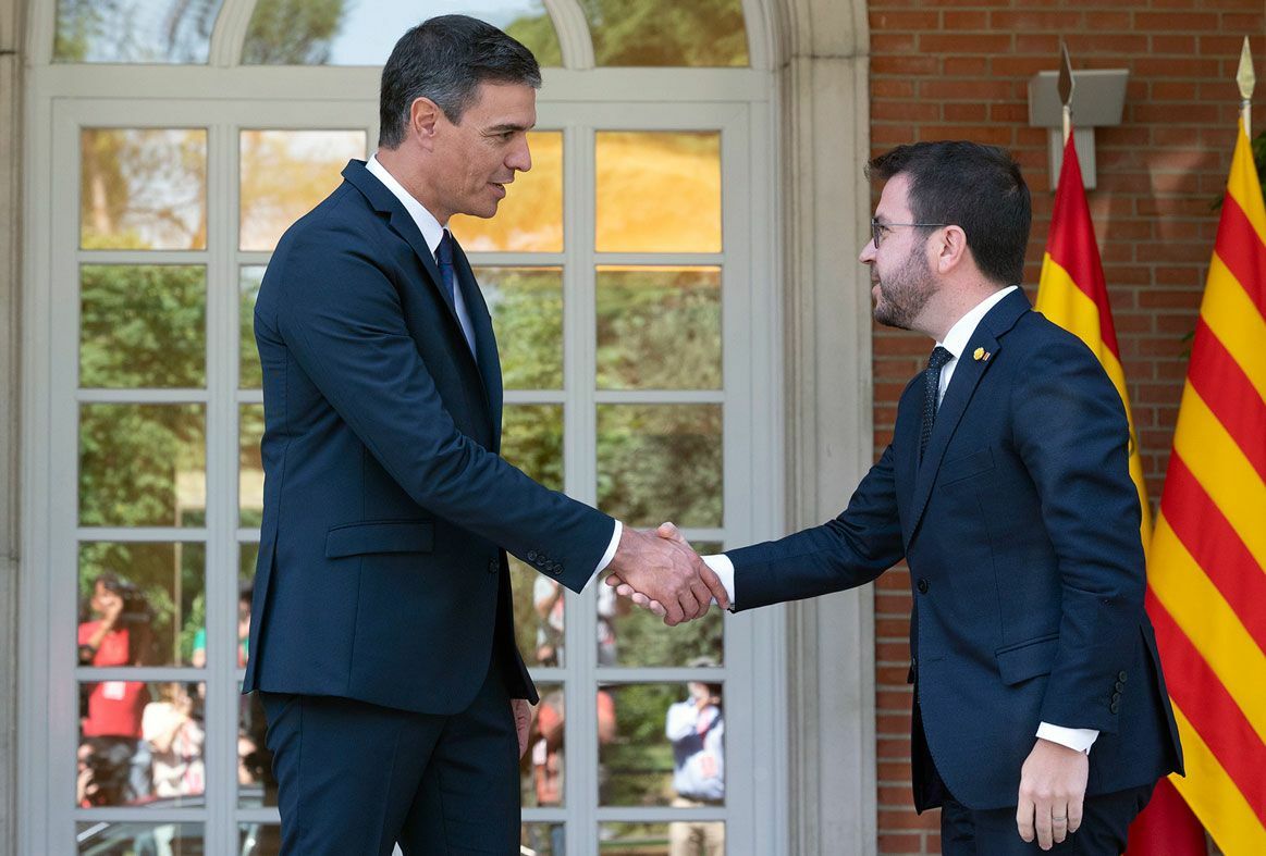 El-presidente-del-Gobierno-Pedro-Sánchez,-durante-su-reunión-con-el-presidente-de-la-Generalitat-de-Cataluña,-Pere-Aragonès-1