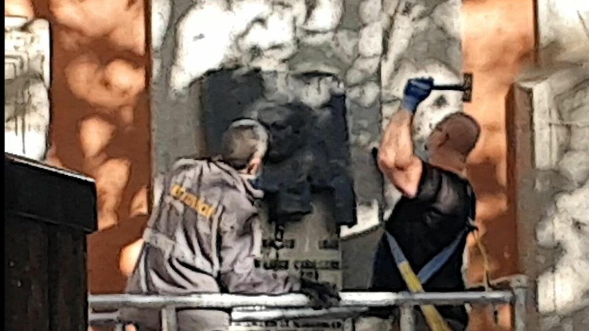 El Ayuntamiento de Madrid retira a martillazos la placa en honor a Largo Caballero en el 151 de su aniversario