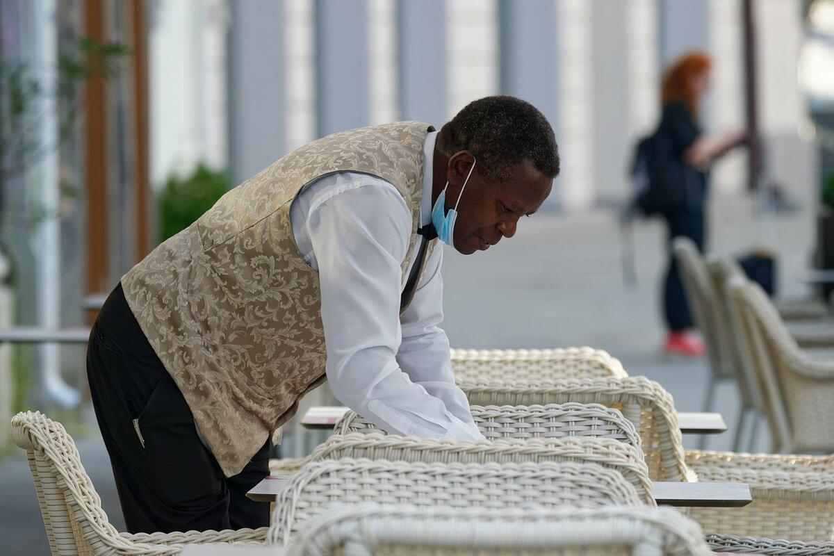Camarero Precariedad Bajo Salario mercado laboral