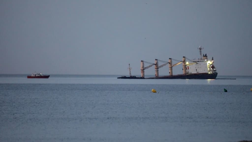 Tras la colisión del OS 35 con otro buque, aumenta el riesgo de vertidos al mar.