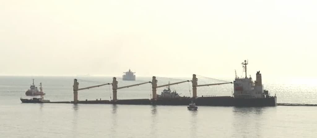 El casco del buque OS 35 se ha roto y ha comenzado a verter combustible al mar.