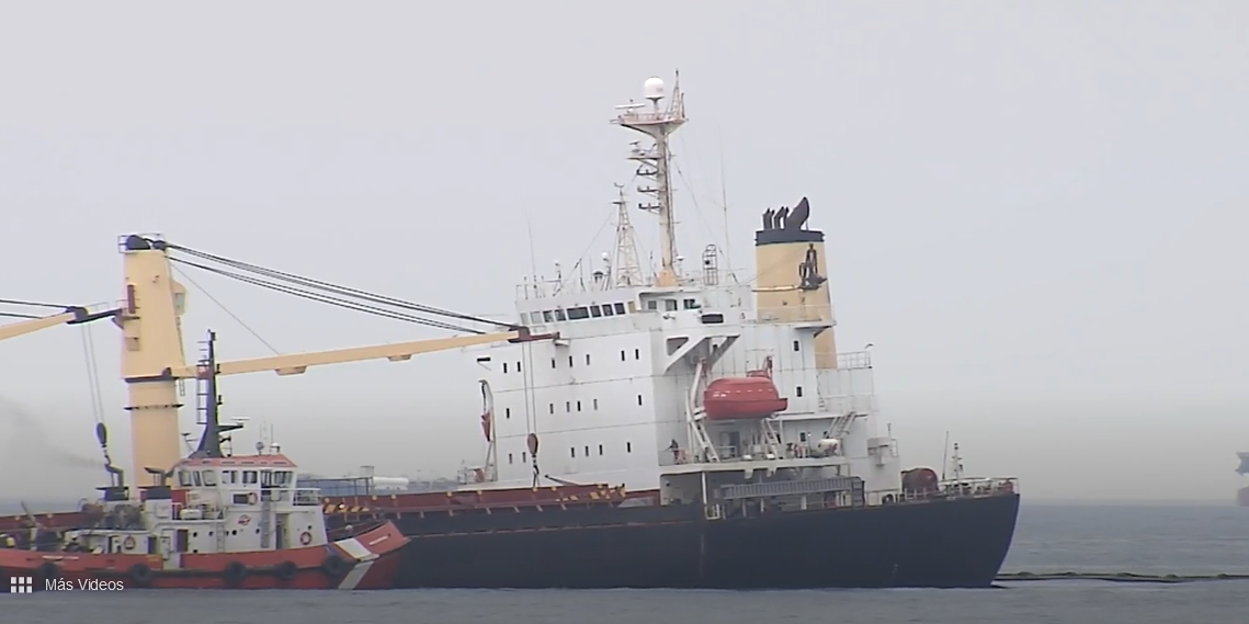 Imagen del OS 35, encallado en aguas de Gibraltar.