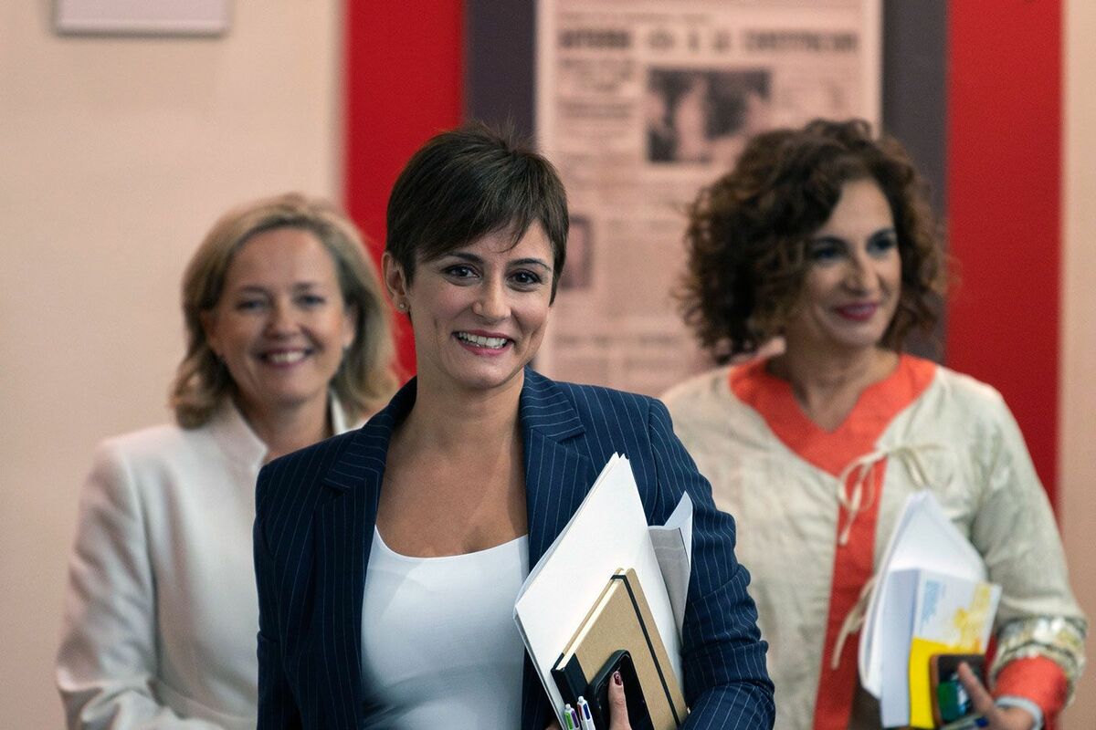 La ministra y portavoz del Gobierno, Isabel Rodríguez, la vicepresidenta primera y ministra, Nadia Calviño, y la ministra María Jesús Montero, llegan a la rueda de prensa. Pool Moncloa/Borja Puig de la Bellacasa.