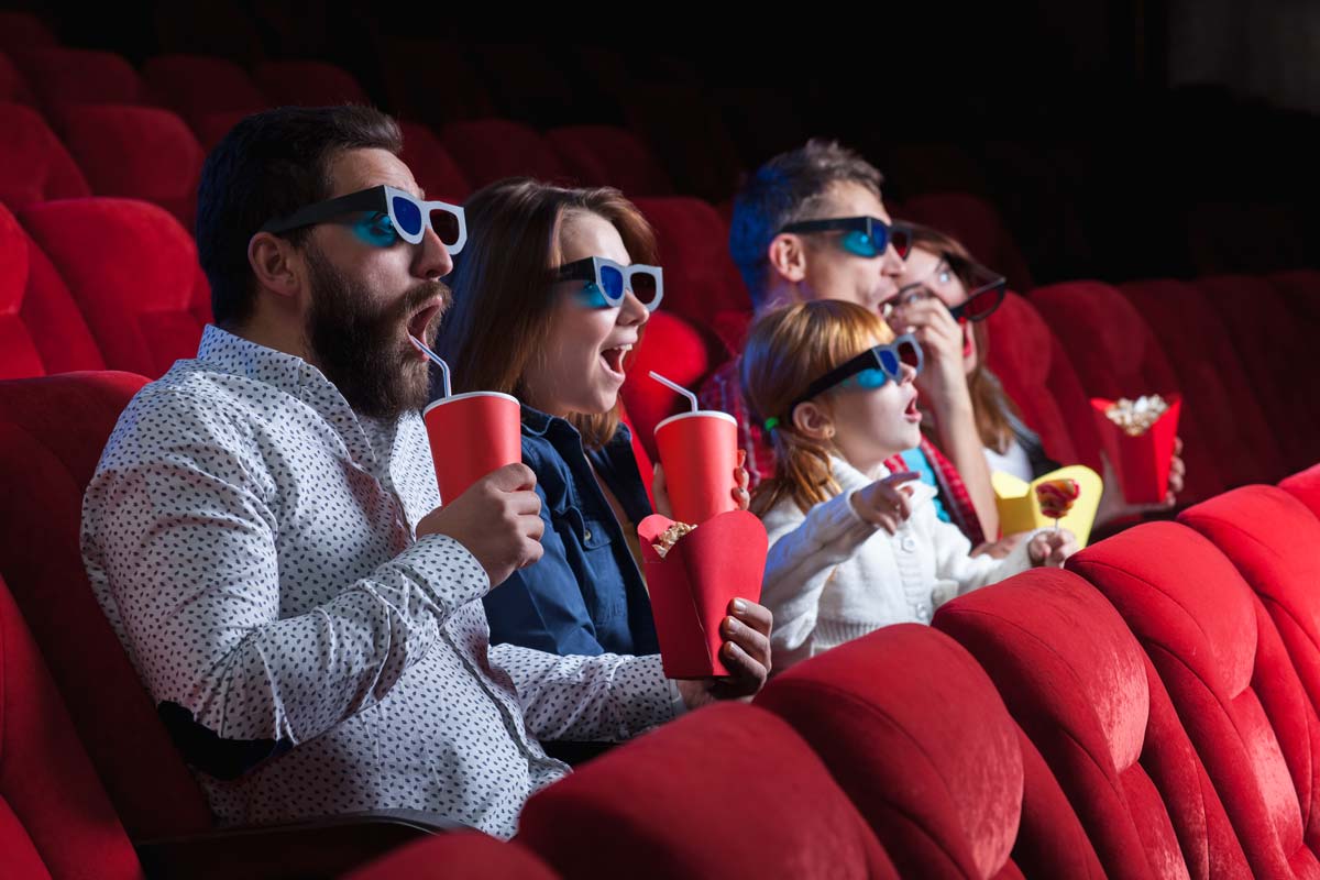 Gente-disfrutando-viendo-una-pelicula-en-el-cine