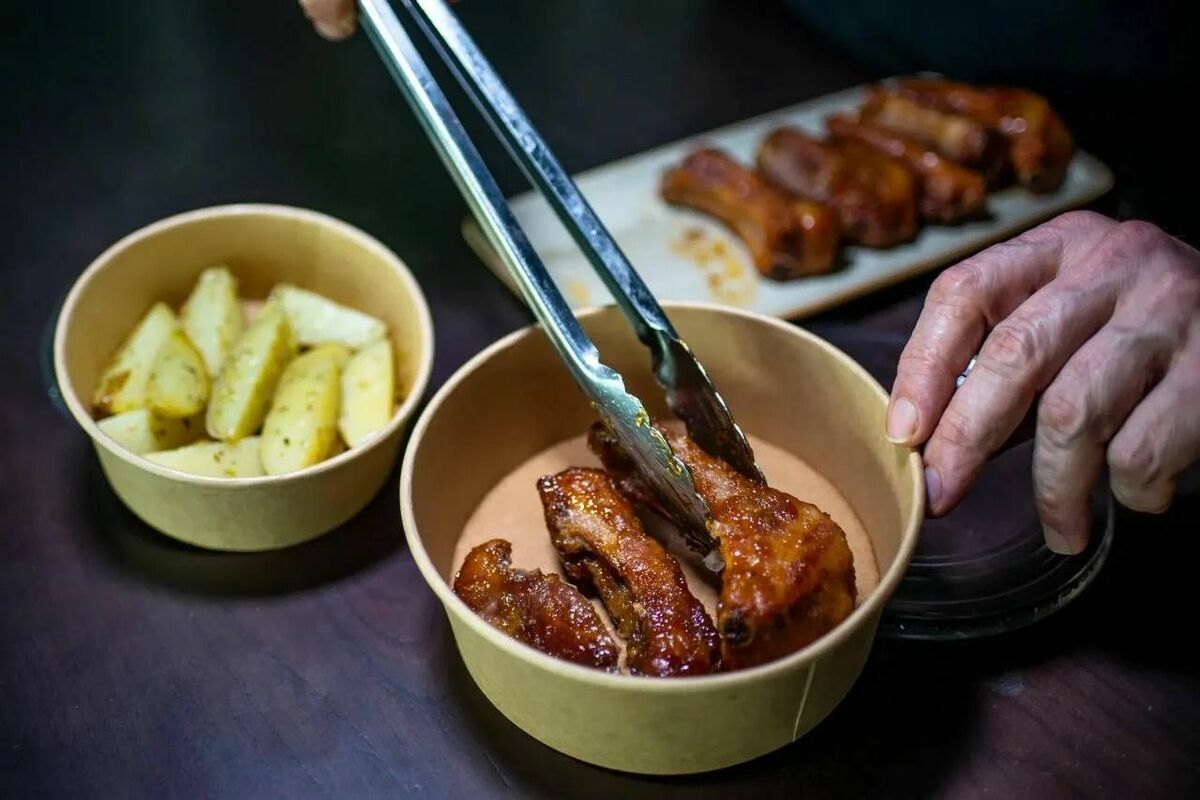 Bares y restaurantes tendrán que ofrecer la posibilidad de llevarse a casa los alimentos no consumidos