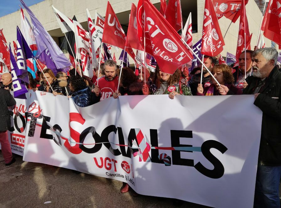UGT-y-CCOO-rodeando-el-Parlamento-de-Castilla-y-León-el-pasado-diciembre-de-2022