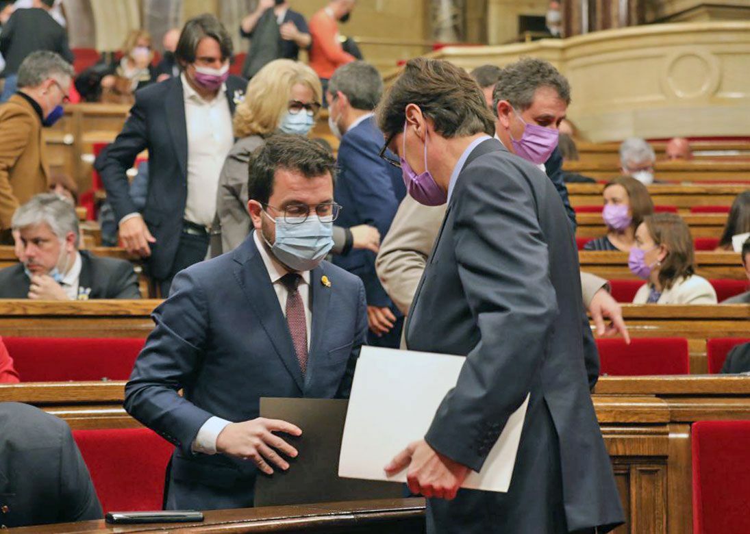 El-president-Aragonès-y-elel-líder-del-PSC,-Salvador-Illa-se-saludan-durante-un-Pleno-en-el-Parlament